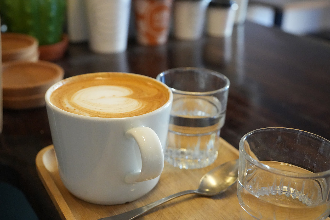 Una taza de café solo con todos sus matices